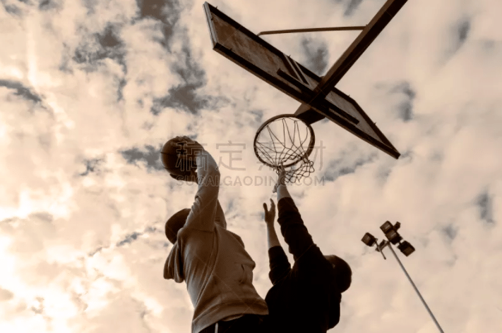 意媒：诺丁汉森林预计周二与尤文接触，以敲定道路的转会